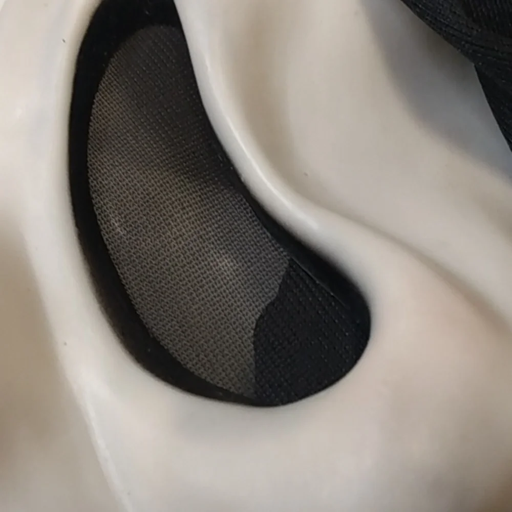 Easter Unlimited Inc.‎ Scream 90s Mask with SMALL FLAW
